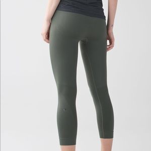Lululemon Zone In Crop 21” Size 6, Gator Green